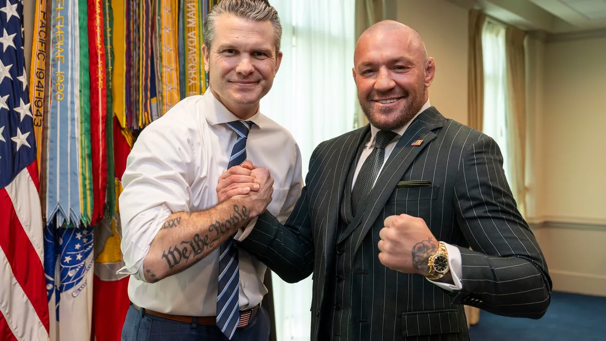 Administrația Trump - e-mail-uri, parole, disponibile online (sursa: Facebook/U.S. Department of Defense)