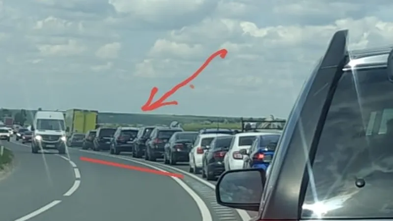 Coloana premierului Ciolacu, blocată în trafic pe Podul Iloaiei Foto: Facebook