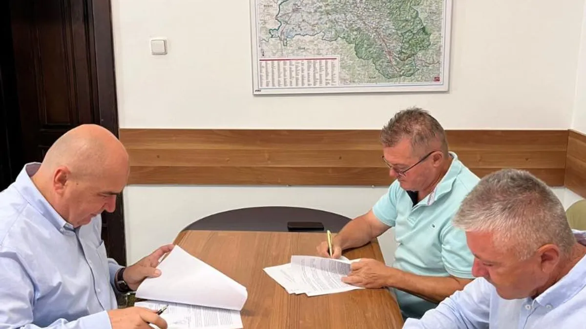 Circa 10.000 de pensionari continuă să lucreze în administrația publică Foto: Facebook