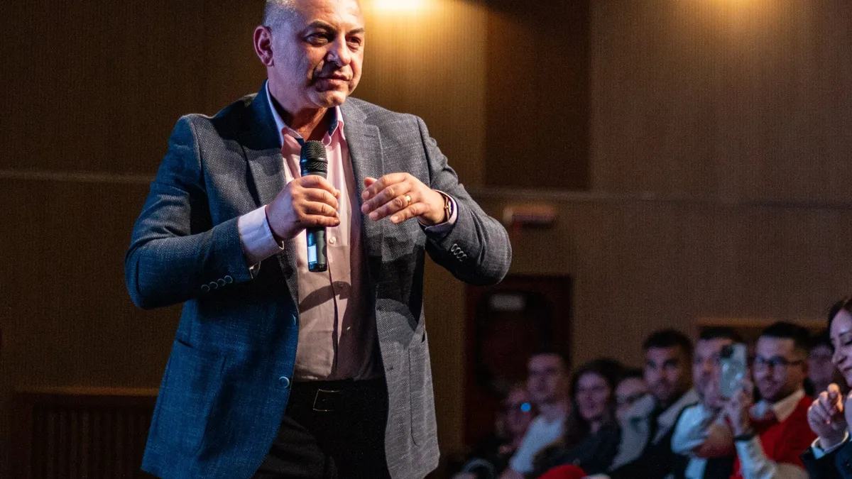 Cîrstoiu spune că sunt „grupuri de interese” care l-ar împinge să renunțe Foto: Facebook