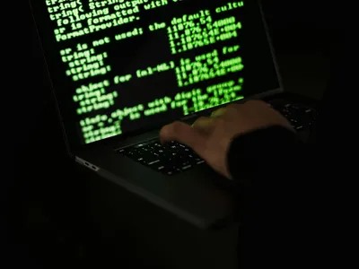 Sumă uriașă furată de hackeri din conturile unei firme. Banca spune că tranzacțiile păreau legitime (sursa: Pexels/Sora Shimazaki)
