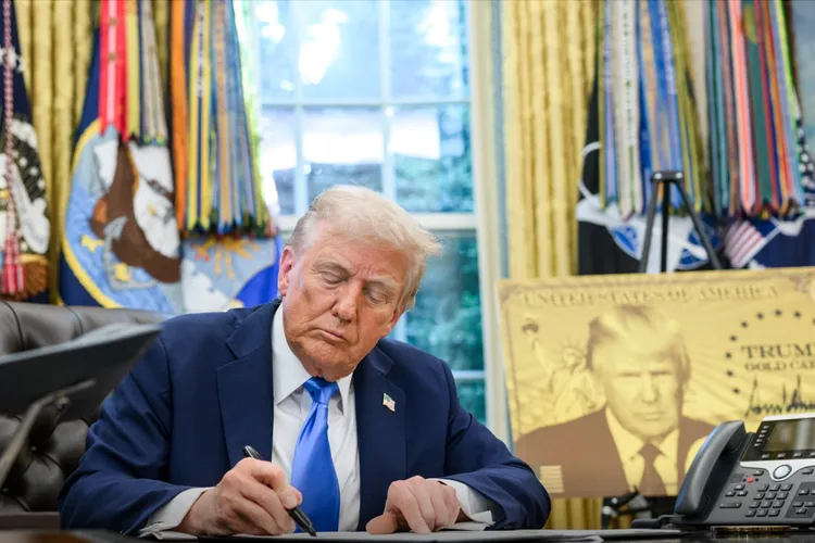 Trump vrea restricții pentru pașapoartele transgender (sursa: Facebook/The White House)