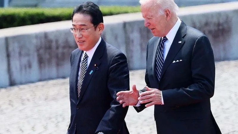 Un semnal către China: Japonia și Coreea de Sud participă la summit-ul NATO de la Madrid Foto: premierul Japoniei, Fumio Kishida și președintele SUA, Joe Biden