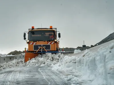 Drumuri blocate de zăpadă și viscol (sursa: Facebook/Compania Nationala de Administrare a Infrastructurii Rutiere)