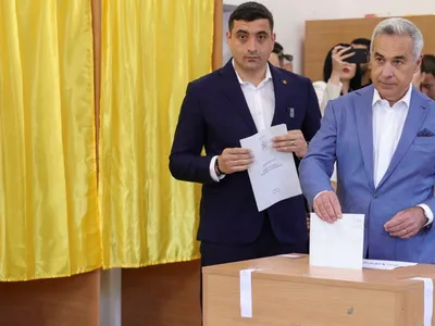 Georgescu îl ia părintește, de sus, pe Simion Foto: Inquam/Octav Ganea