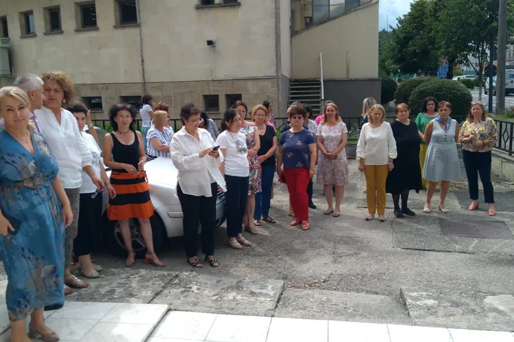 Bugetarii de la Finanțe vor să se mute la ministerul Investițiilor și Proiectelor Europene, unde sunt salarii mai mari. Plata salariilor la stat ar putea fi blocată de protestele de la Finanțe
