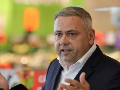 Ministrul PSD al Agriculturii, Florin Barbu (PSD), revoltat pe supermarketurile care vând lapte la doar 4,9 lei/litru Foto: Inquam/George Calin