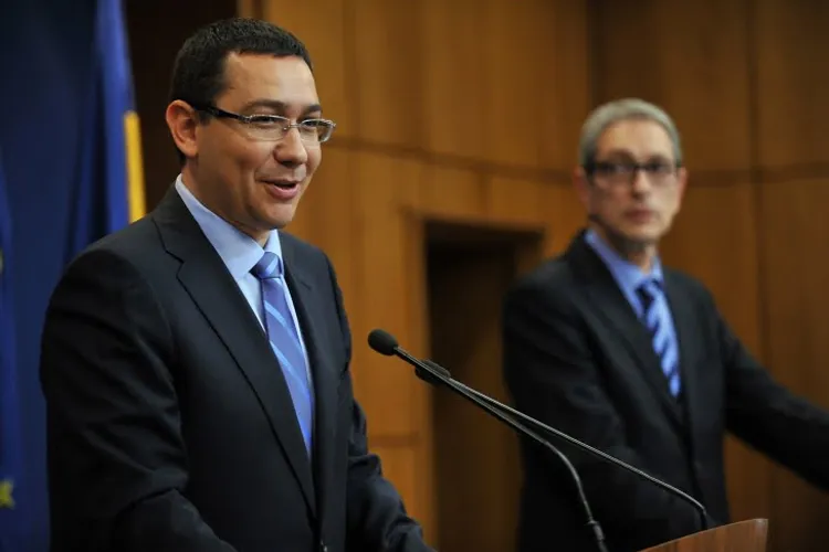 Premierul Victor Ponta și purtătorul de cuvânt Andrei Zaharescu (sursă: gov.ro)