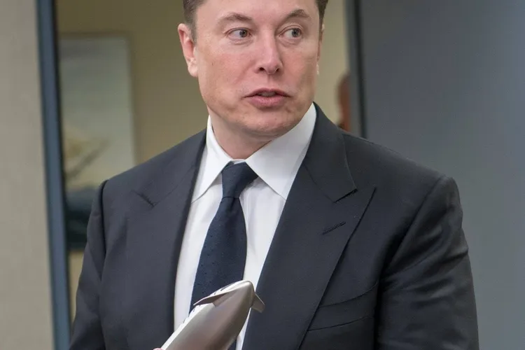 Un comandant ucrainean care luptă în combinatul Azovstal cere ajutorul lui Elon Musk să intervină pentru a-i salva din acel iad