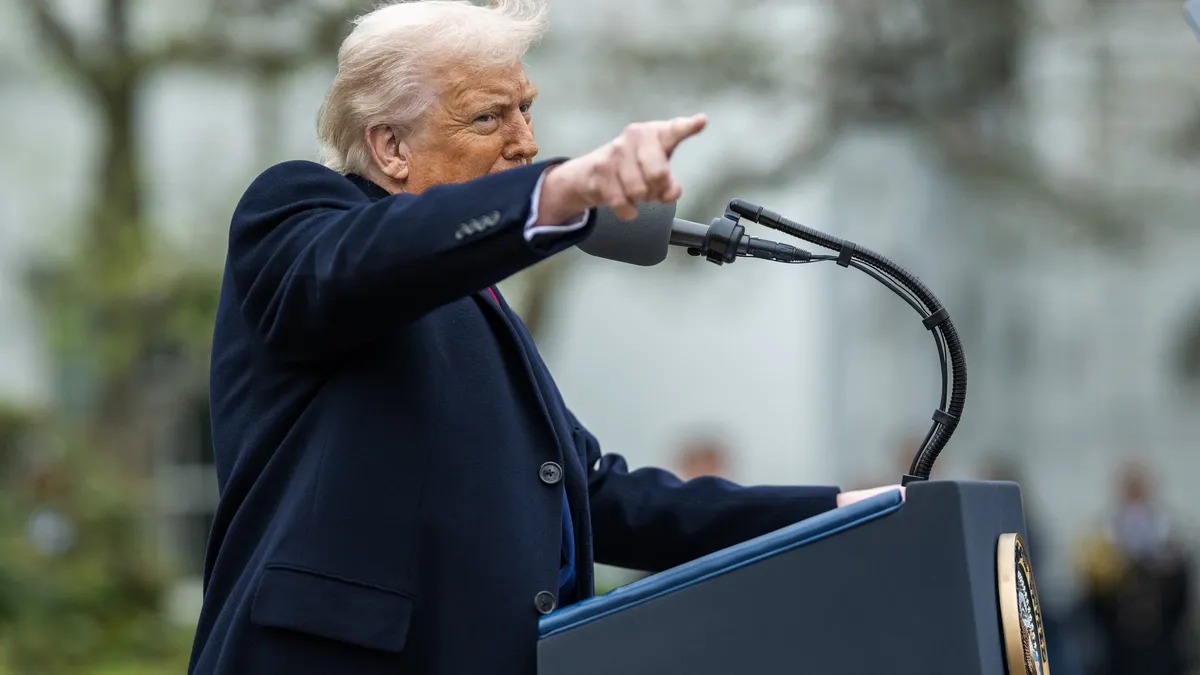 Dolarul, depreciere masivă față de Euro (sursa: Facebook/The White House)