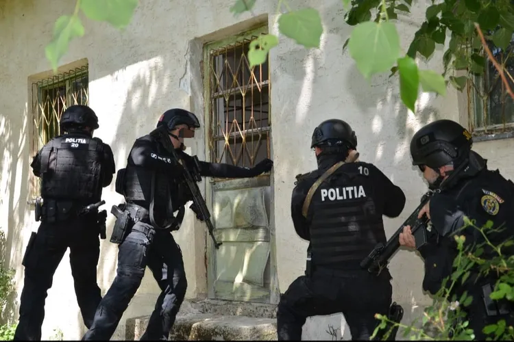 Rețea de droguri în satele din Botoșani (sursa: Facebook/Inspectoratul de Poliție Județean Botoșani)