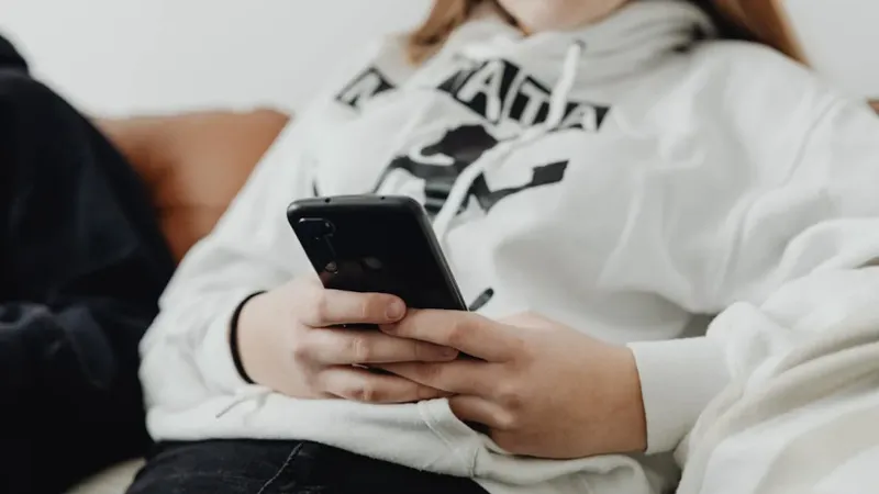 Lăsată fără telefon, adolescenta s-a sinucis (sursa: Pexels/Kaboompics)