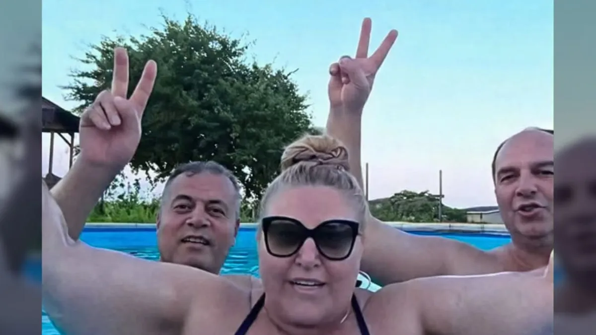Șoșoacă dă interviuri din piscină