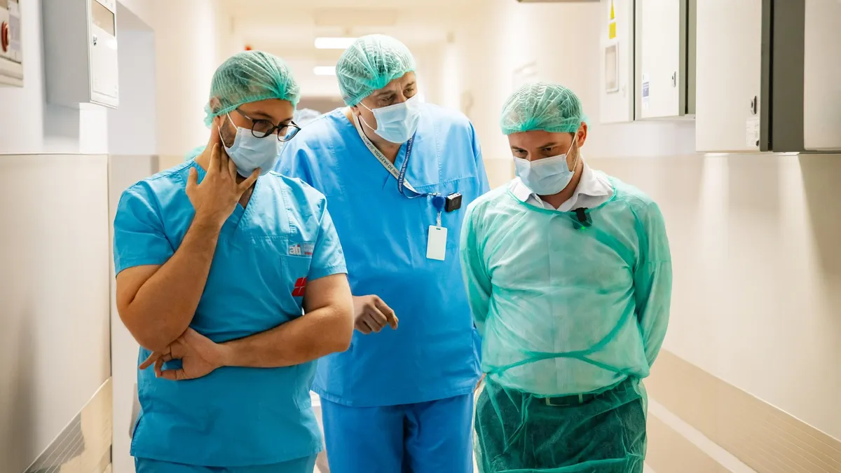 Ministrul Rogobete, critici către personalul medical: „Trebuie să ofere empatie” Foto: Facebook Alexandru Rogobete