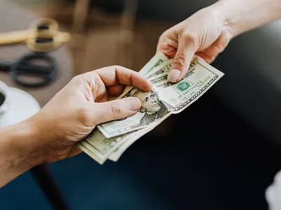 Bani primiți de la părinți sau copii: când poate cere ANAF explicații și când se aplică impozitul de 70%