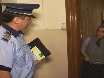 Locuitorii din apartamente, verificați de Poliție (sursa: ziaruldeiasi.ro)