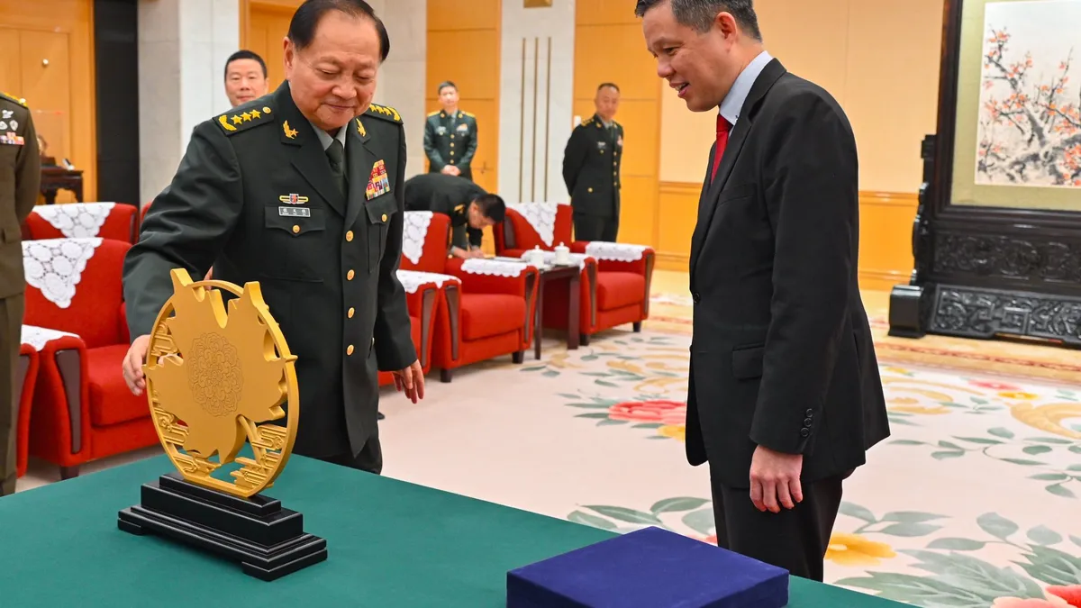 Adjunctul lui Xi Jinping, vizat de acuzații (sursa: Facebook/Chan Chun Sing)