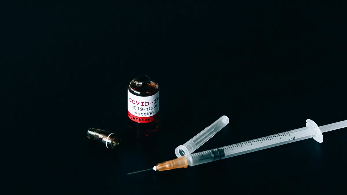 Vaccinurile Pfizer, România și Polonia (sursa: Pexels/Nataliya Vaitkevich)