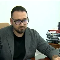 Administratorul Palatului CFR a făcut liceul la Arta Teatrală din Bârlad și jurnalismul la Hyperion. Câștigă cât un vicepremier