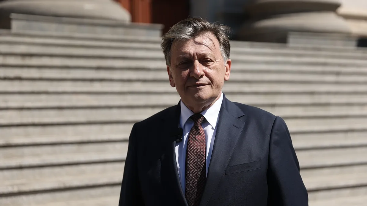 Crin îl urăște sincer pe Nicușor (sursa: Facebook/Crin Antonescu)