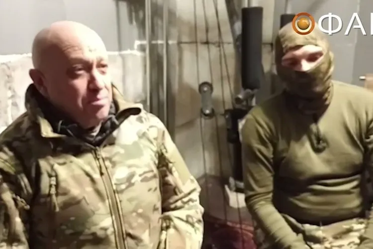 Şeful grupului Wagner, Prigojin, filmat într-un subsol plin de cadavre ale luptătorilor săi: „Contractele voastre s-au încheiat”