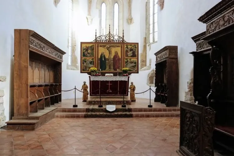 Bisericile construite după 1990, adăposturi anti-bombardament (sursa: ziaruldeiasi.ro)