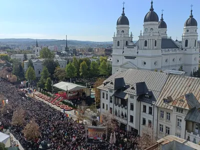 Prezidențiabilii s-au evitat la Sfânta Parascheva (sursa: ziaruldeiasi.ro)