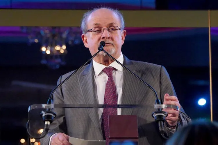 Salman Rushdie a supraviețuit atacului brutal (sursa: BBC)