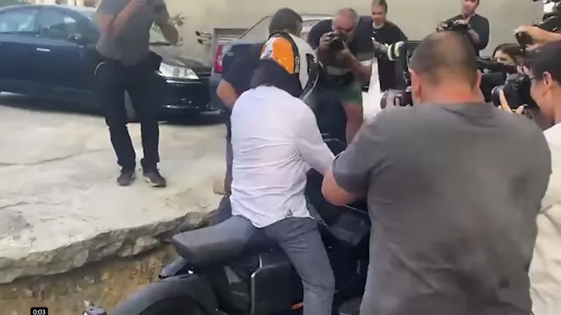 Tatăl șoferului drogat a cedat nervos și a intrat cu motocicleta în jurnaliști Foto: Captură video