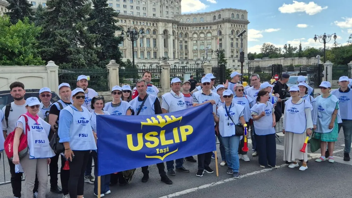 Membrii ai sindicatului USLIP IASI, la o acțiune de protest