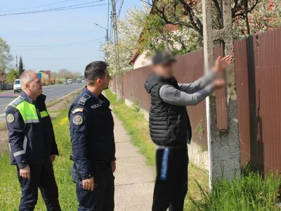 Bătaia cu parul a avut loc lângă gardul celui hărțuit (sursa: Facebook/Poliția Română)