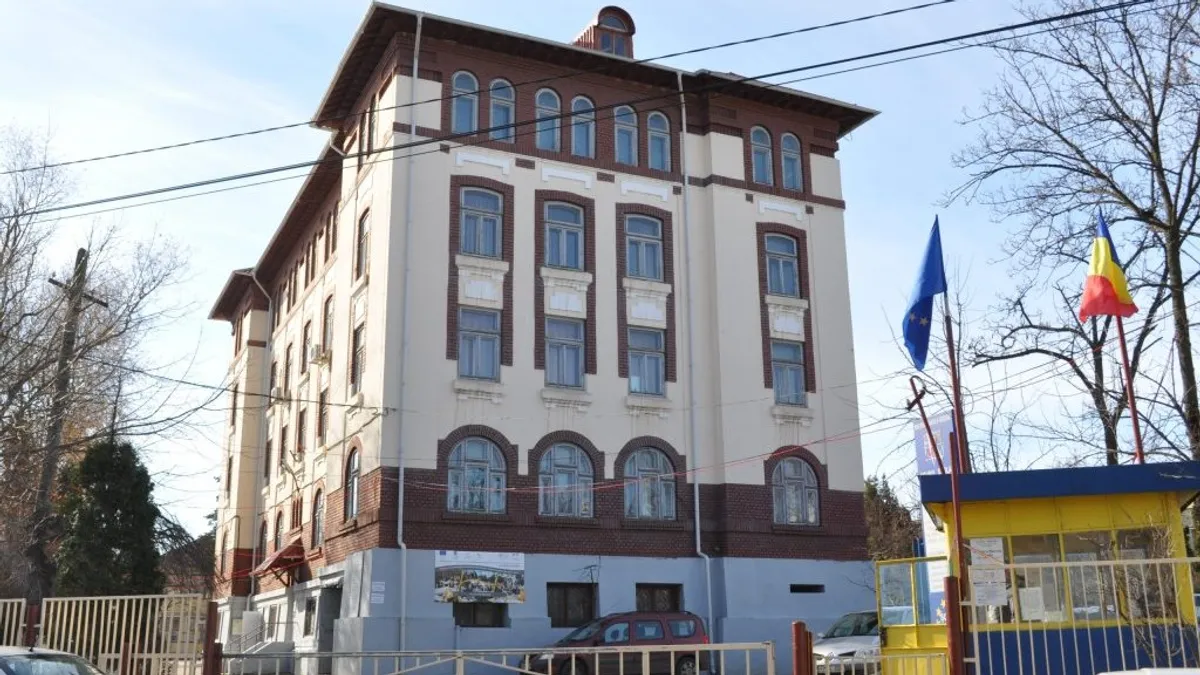 Procurorii au trimis în judecată o angajată a unui liceu care a aruncat cu un dosar înspre alta (sursa: ziaruldeiasi.ro)