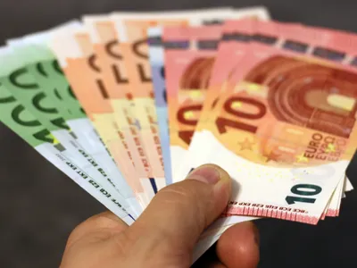 Românii au printre cele mai mici salarii (sursă: Pexels.com)