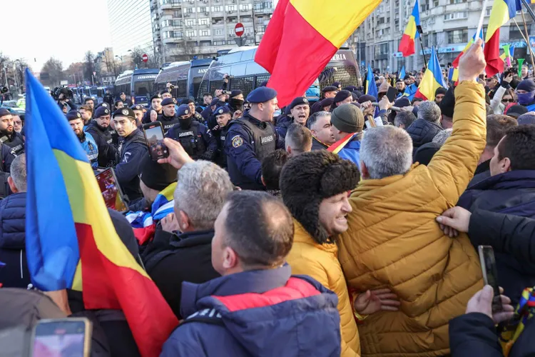 Participanți violenți pro-Georgescu la protestul sindicaliștilor (sursa: Inquam Photos/Sabin Cirstoveanu)