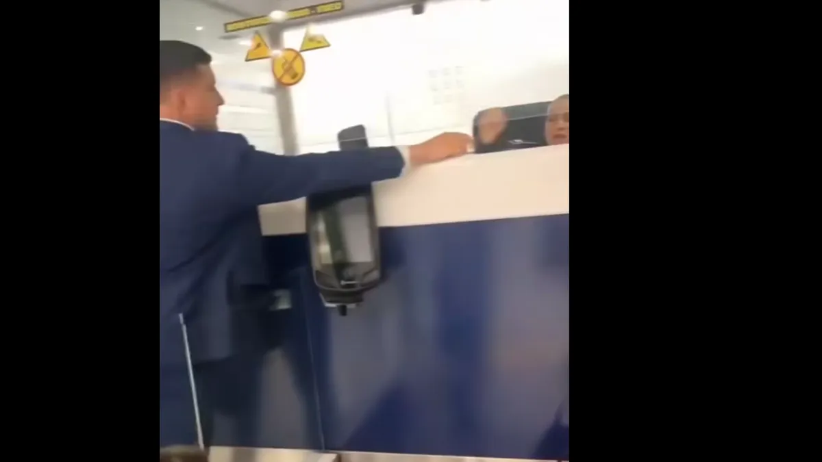 George Simion, filmat când sare peste rând la controlul pașapoartelor, pe Otopeni Foto: captură video