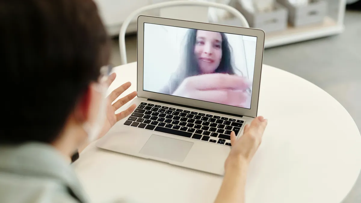 Fosta iubită, șantajată pentru videochat (sursa: Pexels/Edward Jenner)