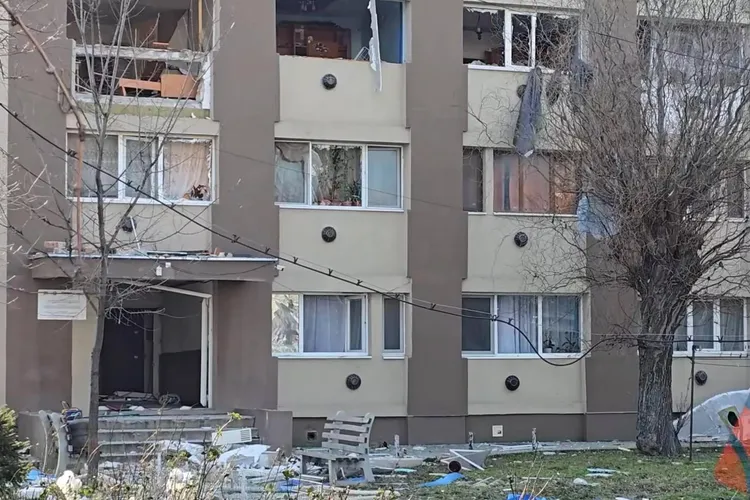 Explozie într-un bloc din Buzău (sursa: Facebook/Reporter Buzoian)