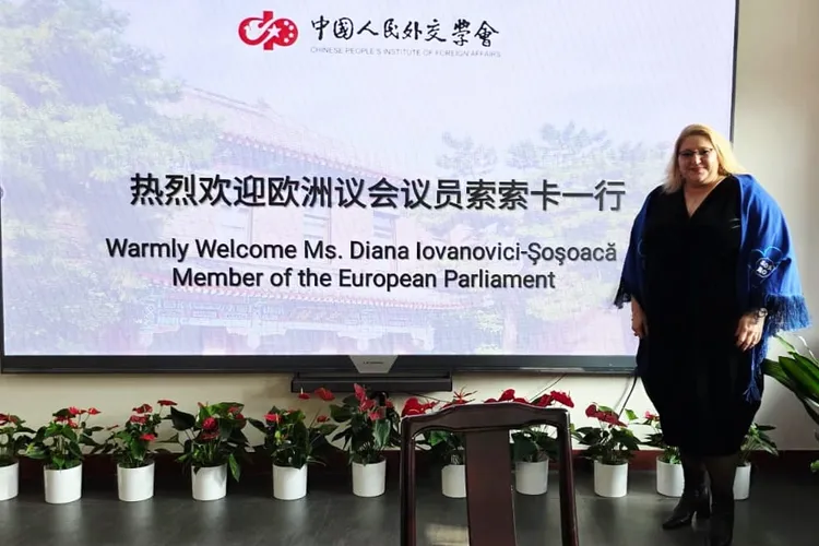 Cum au cucerit-o comuniștii chinezi pe Diana Șoșoacă Foto: Facebook Diana Șoșoacă