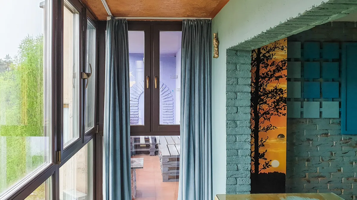 Balcon închis, integrat în spațiul locuinței.
