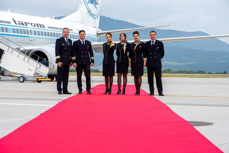 Piloții și stewardesele TAROM, fără uniforme (sursa: Facebook/TAROM)