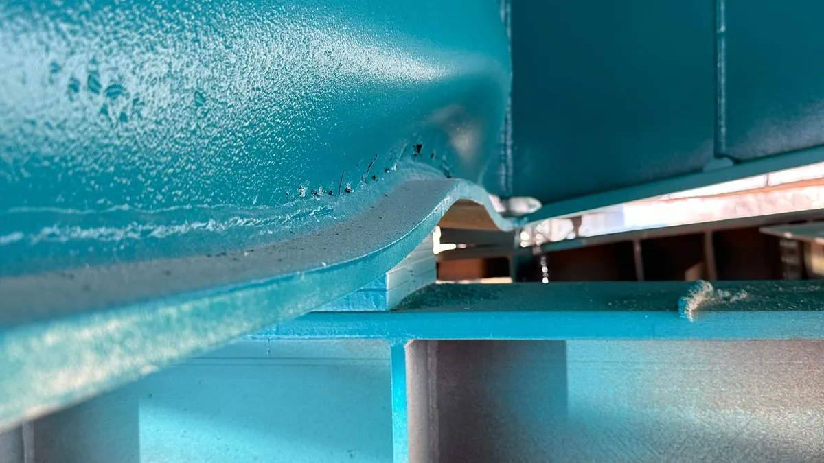 Structura metalică a podului peste Mureș, din Arad, deformată Foto: Facebook