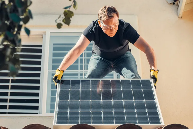 Panouri fotovoltaice pe casă sau în curte: când le montezi fără autorizație și când apar restricții în 2026