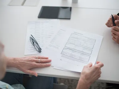 Bani din urmă pentru pensionari: când se plătesc diferențele după recalculare și de ce contează data cererii