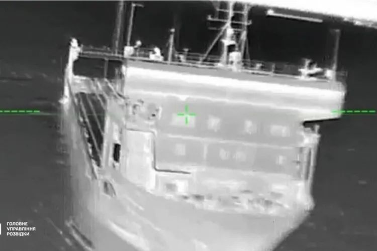 Ucraina distruge feribotul rusesc Slavianin (sursa: HUR)