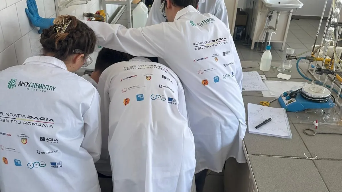 Daniel Funeriu organizează tabere „de excelență” pentru elevii pasionați de chimie și matematică Foto: Facebook