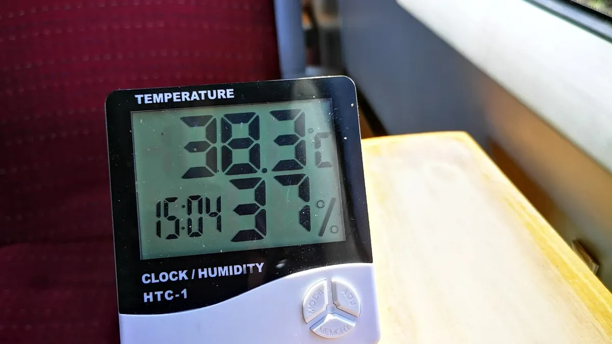 Peste 38 de grade în trenul de la aeroport spre București Foto: Club Feroviar/Adrian Zofei