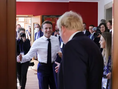 Macron l-a enervat pe Boris Johnson atât de tare încât acesta simțea nevoia să-l lase KO Foto: Facebook