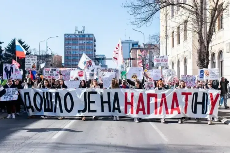 Protestele studenților sârbi paralizează marile orașe (sursa: bbc.com)