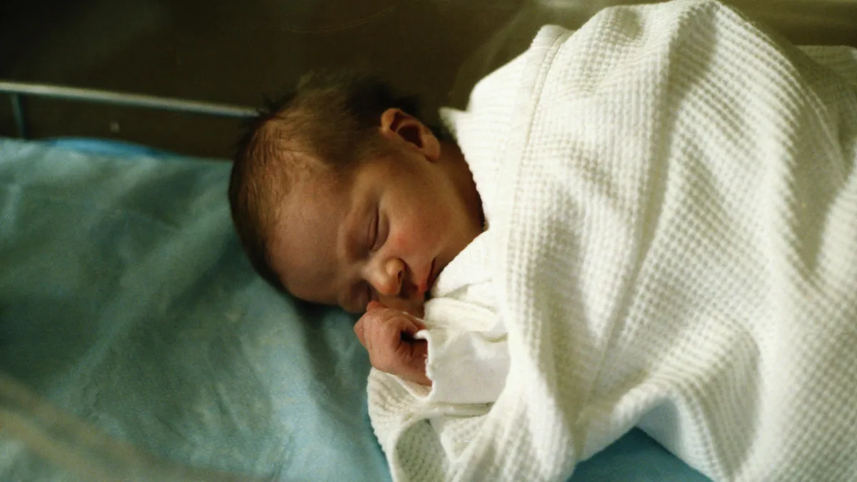 Abandonul copiilor în spitale ia amploare (sursa: Pexels/Tom Fisk)