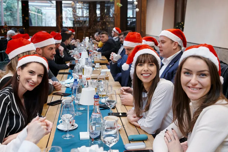 Mara Mareș, plasată în CA-ul Formenerg Fotografie din 24 decembrie, o zi după numire, la o reuniune a PNL. Moș Crăciun venise deja!